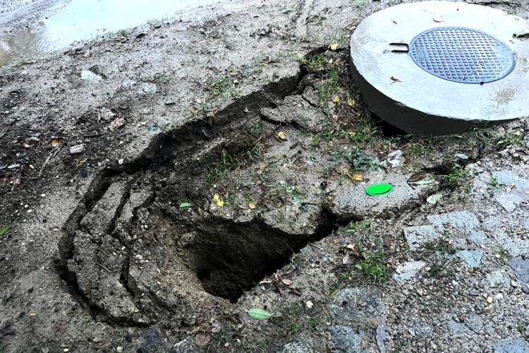 Căminele pentru apometre de pe Carantina, inundate în urma ploilor abundente din ultimele zile featured image