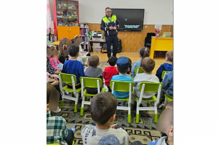 Educație rutieră în școli. Sfaturi pentru deplasarea în siguranță cu trotineta, bicicleta sau rolele featured image