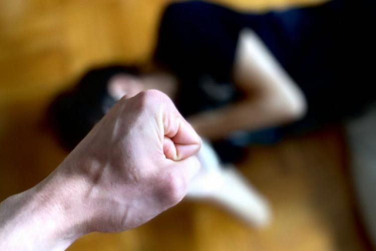 Bătăuș la judecată. Și a agresat fosta soție și pe tatăl acesteia featured image