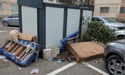 Loc de parcare blocat de gunoaie și mobilier vechi featured image