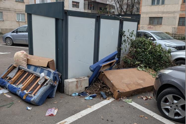 Loc de parcare blocat de gunoaie și mobilier vechi featured image