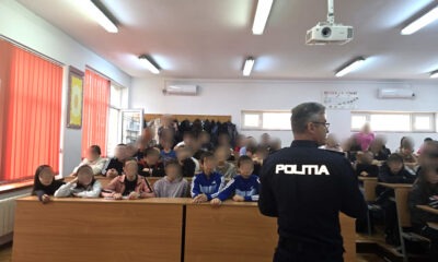 12politisti si elevi