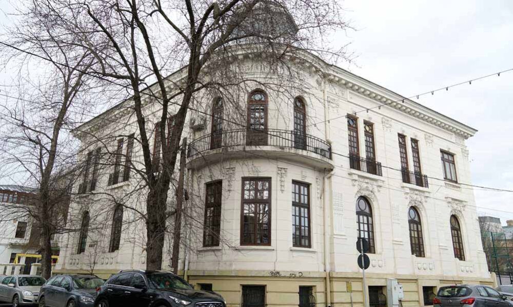 Casă boierească, cămin de bătrâni, școală