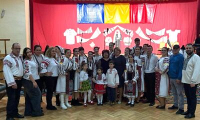 Tinerii care țin hora vie