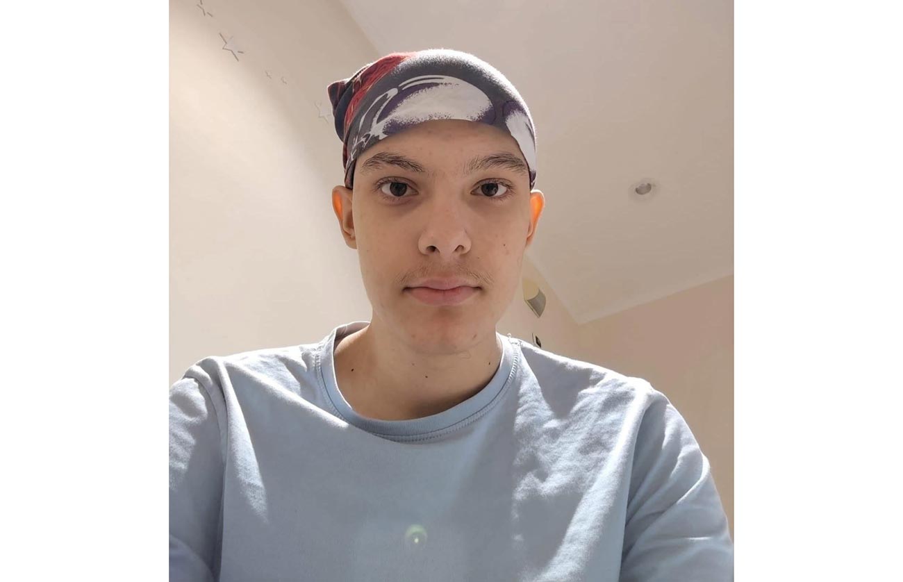 12 deținuți luptă pentru viața unui adolescent