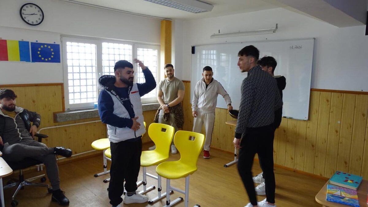 12 deținuți luptă pentru viața unui adolescent