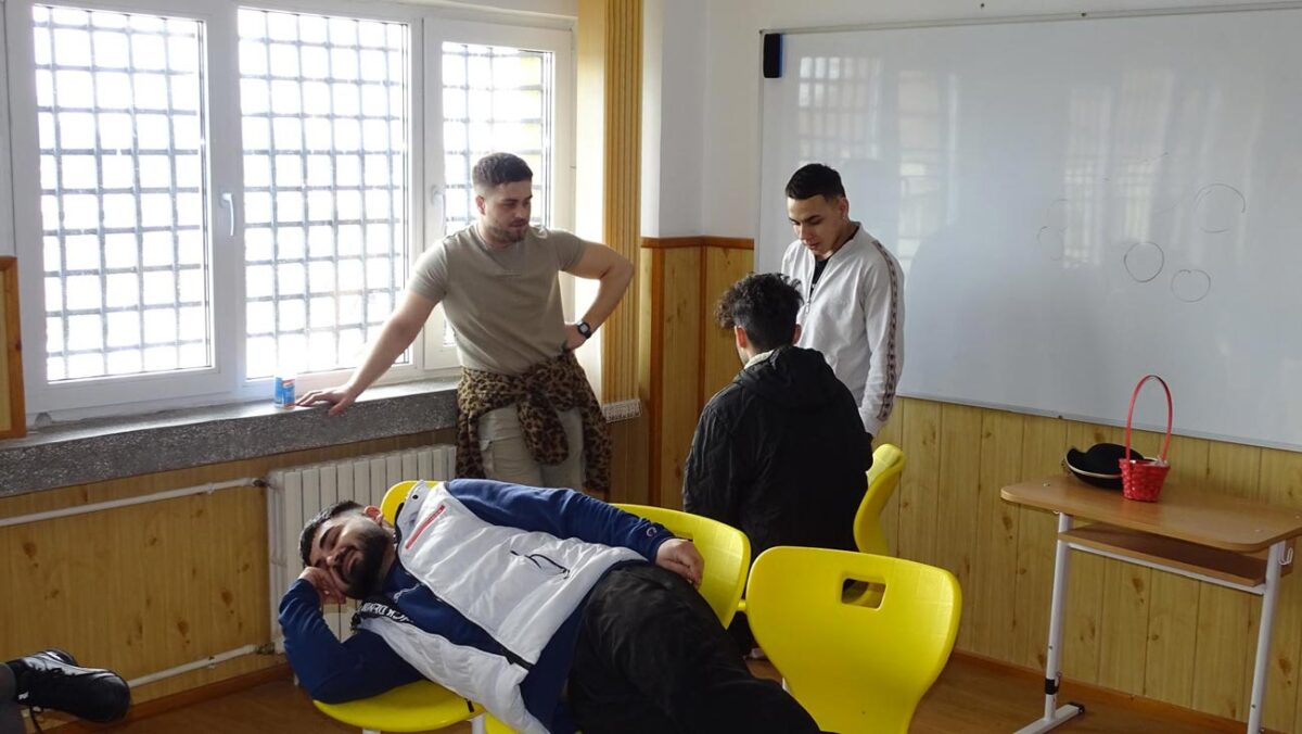 12 deținuți luptă pentru viața unui adolescent