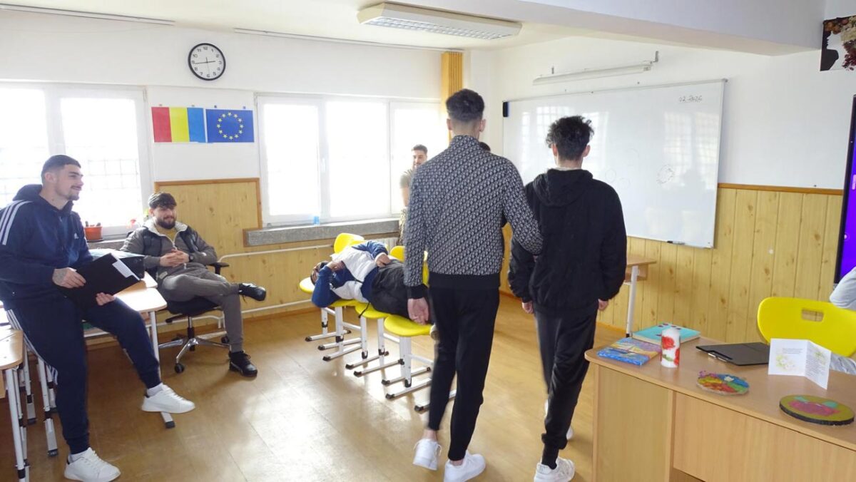 12 deținuți luptă pentru viața unui adolescent