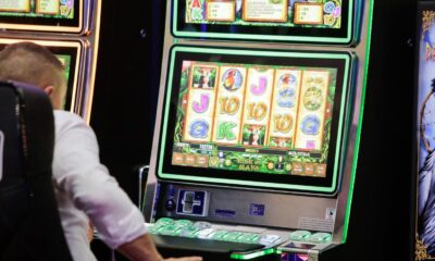 La păcănele, cu un pașaport care nu îi aparținea