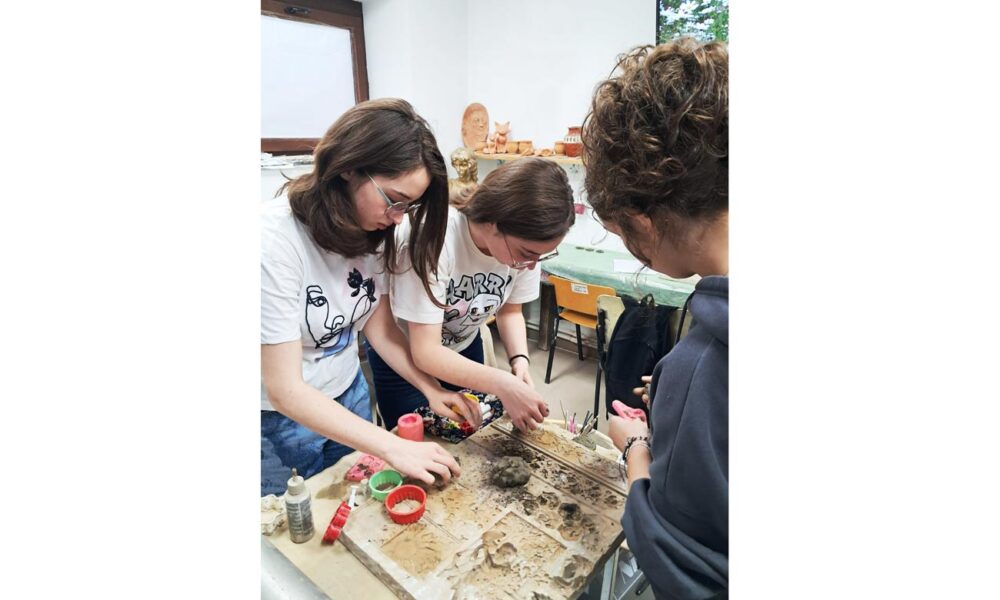 Elevii de la Arte au împărțit mărțișoare confecționate chiar de ei