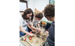 Elevii de la Arte au împărțit mărțișoare confecționate chiar de ei