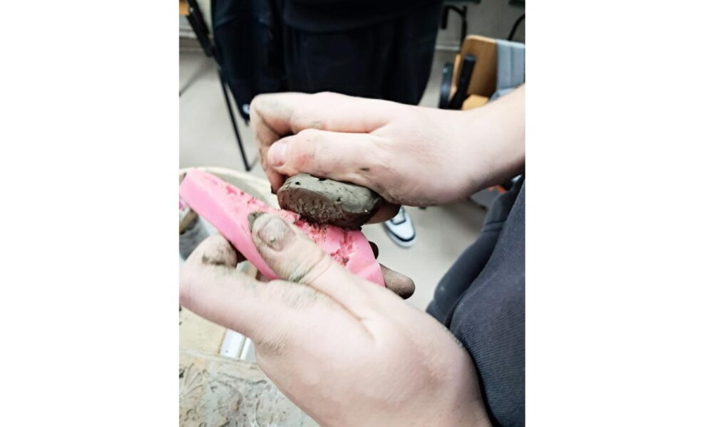 Elevii de la Arte au împărțit mărțișoare confecționate chiar de ei