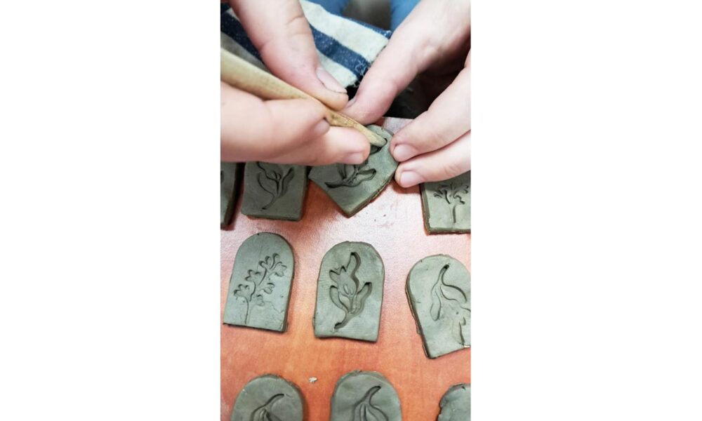 Elevii de la Arte au împărțit mărțișoare confecționate chiar de ei