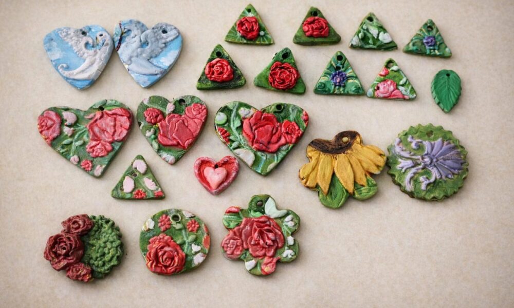 Elevii de la Arte au împărțit mărțișoare confecționate chiar de ei