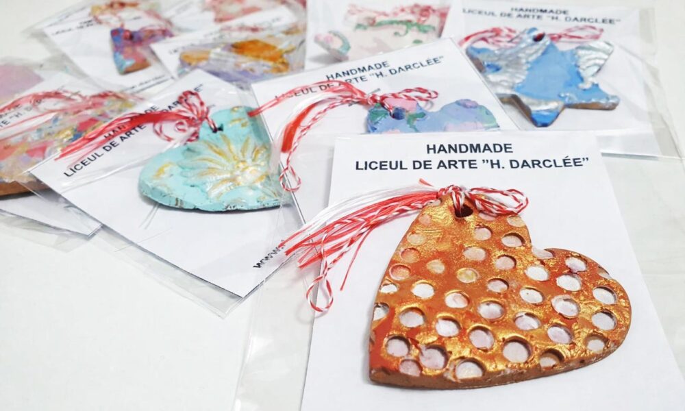 Elevii de la Arte au împărțit mărțișoare confecționate chiar de ei