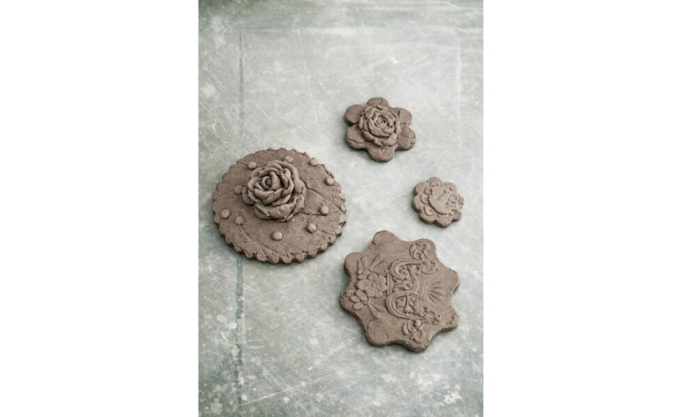 Elevii de la Arte au împărțit mărțișoare confecționate chiar de ei