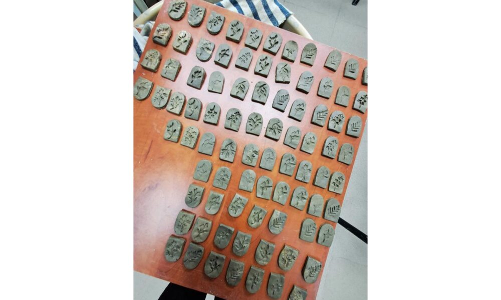 Elevii de la Arte au împărțit mărțișoare confecționate chiar de ei