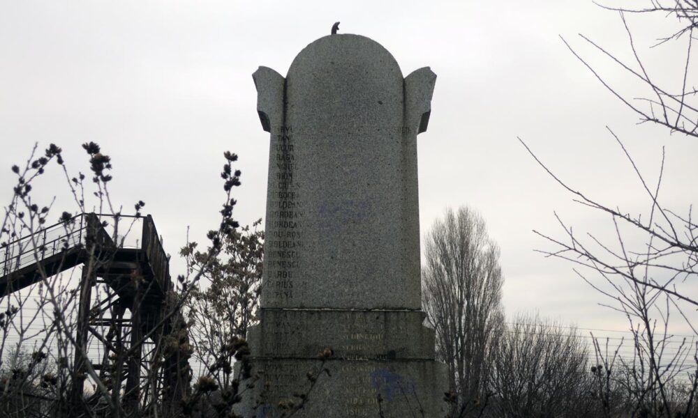 Eroi uitați în noroi