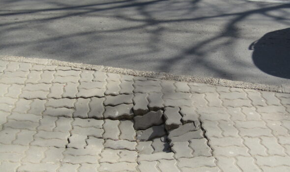 Iar cedează trotuarul, în stația de la Winmark-Dunărea