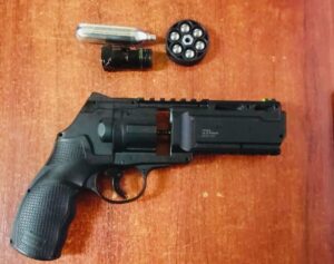 Pericol într-un parc de joacă pentru copii de pe strada Industriei! Minor înarmat cu un pistol airsoft, cu bile metalice