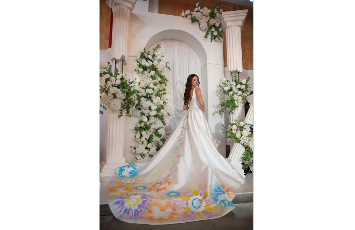 O rochie de mireasă, operă de artă, la un târg de nunți din Brăila