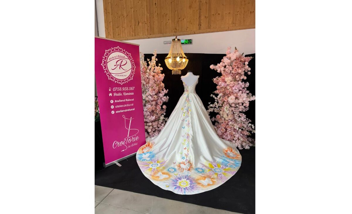 O rochie de mireasă, operă de artă, la un târg de nunți din Brăila