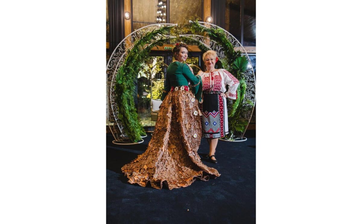 O rochie de mireasă, operă de artă, la un târg de nunți din Brăila