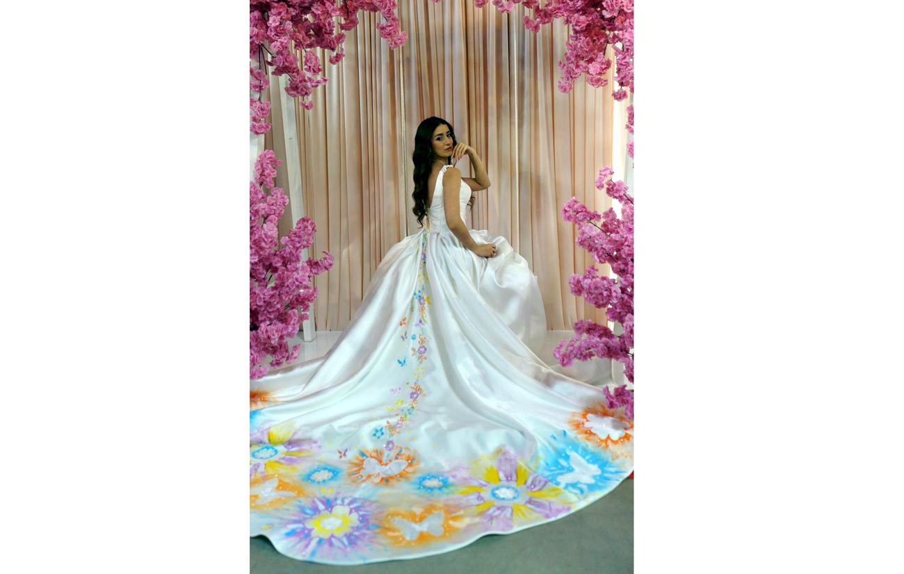 O rochie de mireasă, operă de artă, la un târg de nunți din Brăila