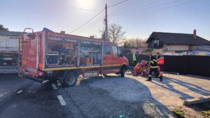 Ciocnire violentă între un autoturism și un TIR. Trei persoane încarcerate iar o femeie și-a pierdut viața