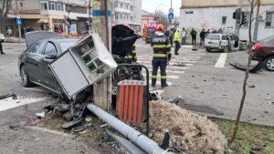 Grav accident de circulație în municipiu cu trei autoturisme implicate