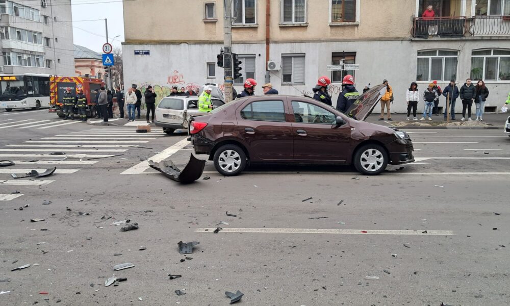 Grav accident de circulație în municipiu cu trei autoturisme implicate