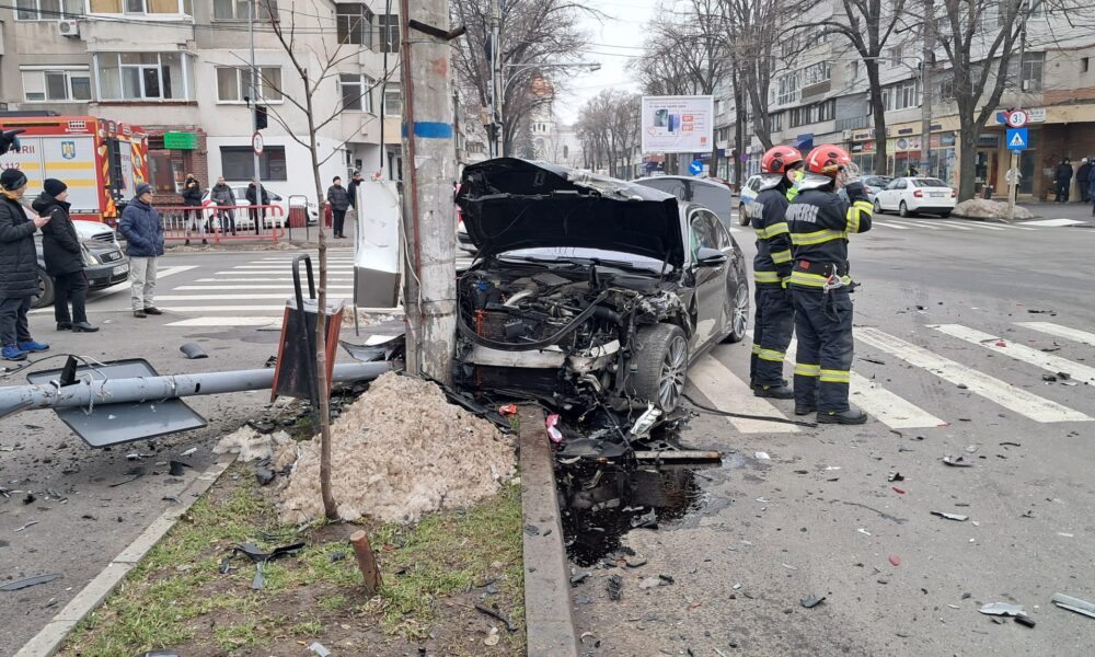 Grav accident de circulație în municipiu cu trei autoturisme implicate