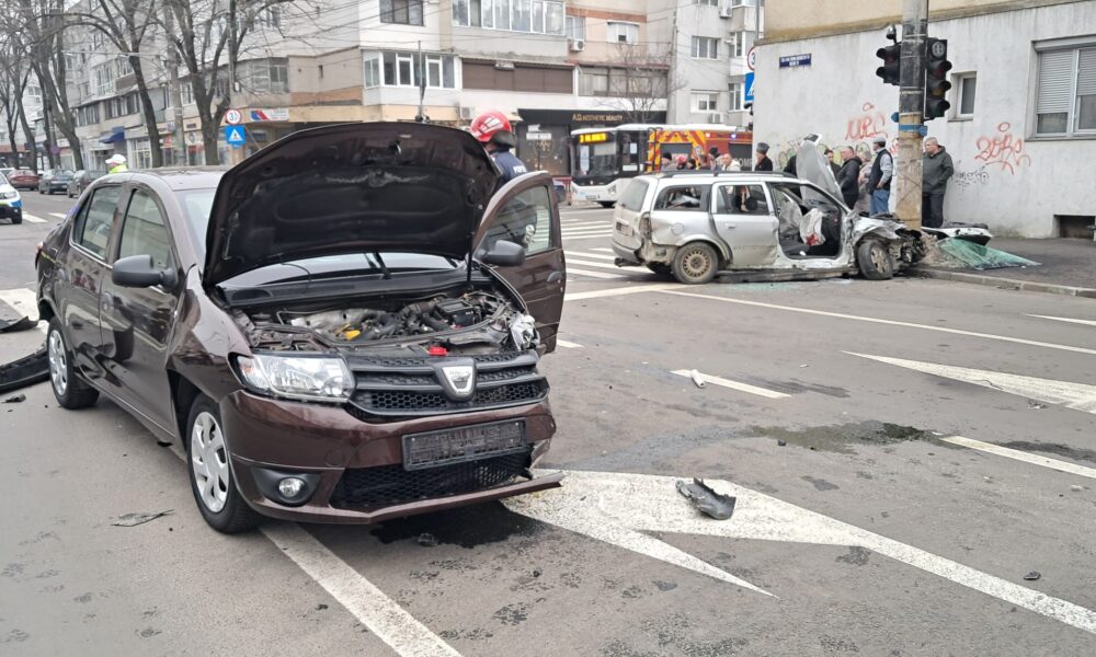 Grav accident de circulație în municipiu cu trei autoturisme implicate