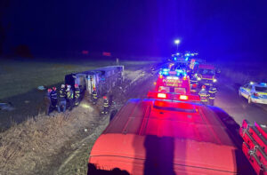 Accident grav în Galați. Un autocar cu 44 de persoane s-a răsturnat, iar un pasager a murit