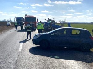 Femeie și doi copii răniți după ce o mașină a intrat într-un tractor