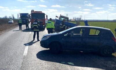 Femeie și doi copii răniți după ce o mașină a intrat într-un tractor