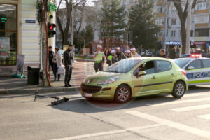 Minor pe trotinetă lovit de mașină în timp ce traversa strada pe trecerea de pietoni