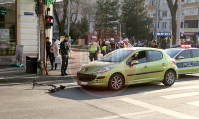 Minor pe trotinetă lovit de mașină în timp ce traversa strada pe trecerea de pietoni