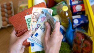 Plafonarea prețurilor la alimentele de bază expiră în aprilie 2026. Ce produse se pot scumpi