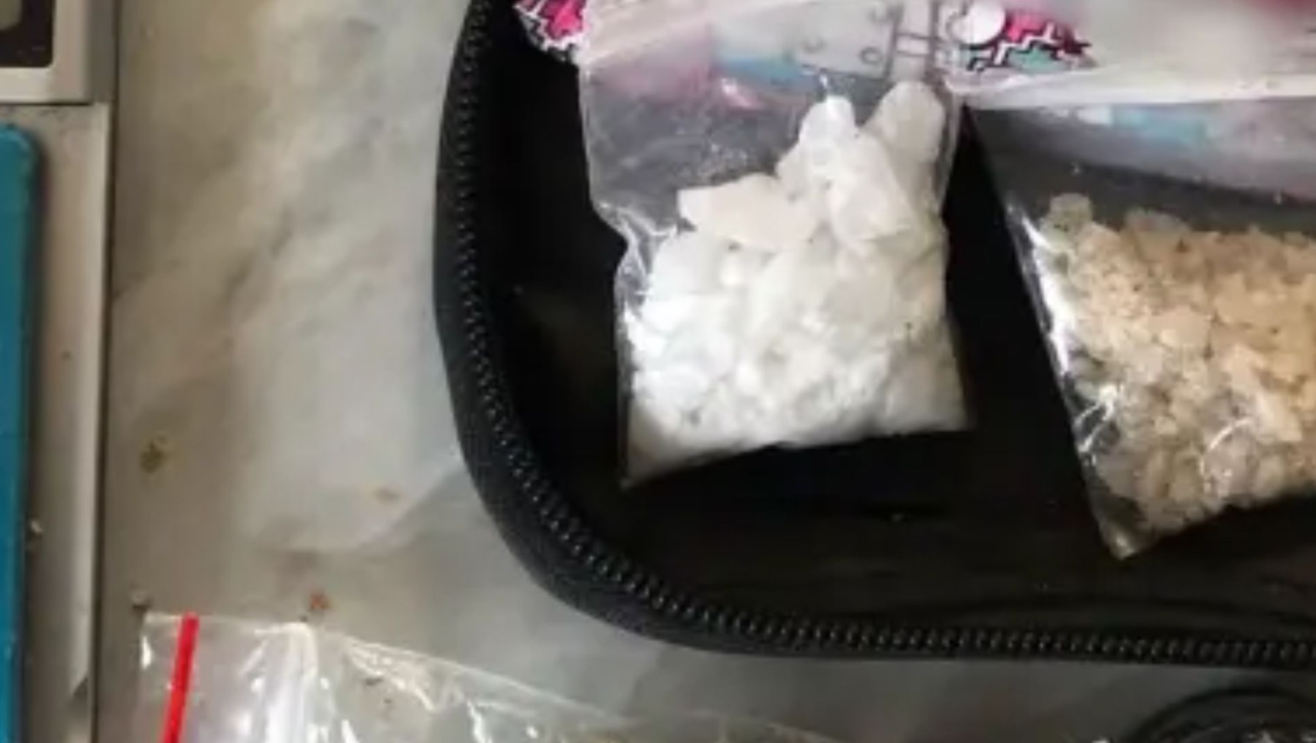 Bărbat din Brăila arestat după ce a fost prins cu droguri, macetă și pistol airsoft în mașină. Avea și permisul suspendat