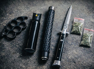 Patru tineri au fost prinși în cartierul Vidin cu arme albe și substanțe interzise