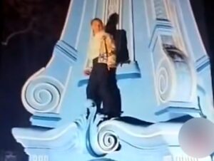 Ceasul din Centru, ”călărit” de un tânăr care l-a considerat… ”instagramabil”