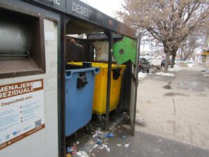 Vandalizarea și incendierea containerelor de gunoi, ”sportul” preferat al unor brăileni