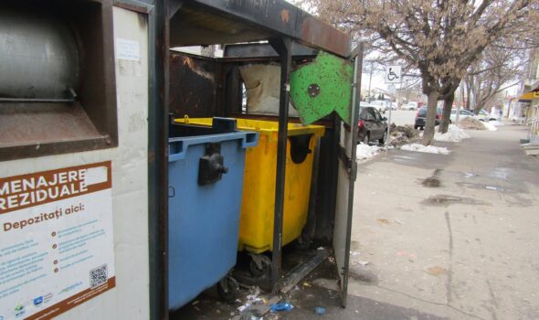 Vandalizarea și incendierea containerelor de gunoi, ”sportul” preferat al unor brăileni