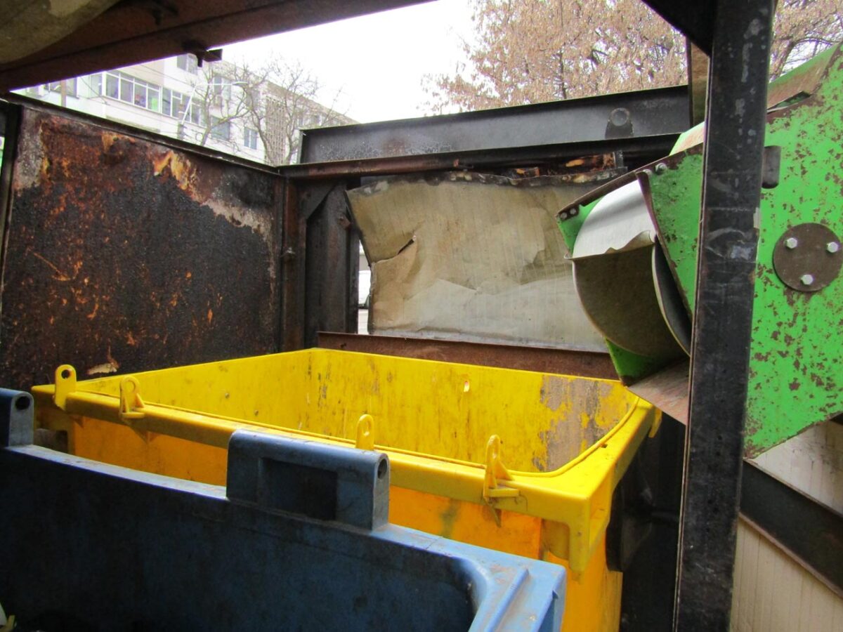 Vandalizarea și incendierea containerelor de gunoi, ”sportul” preferat al unor brăileni