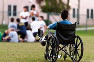 Masă caldă în loc de bani pentru elevii cu nevoi speciale. Părinții spun „nu”