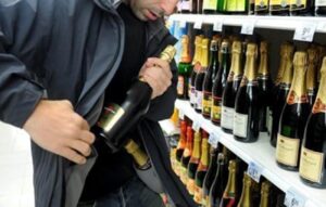 Alcoolul, ”specialitatea” hoților din supermarketurile din Europa