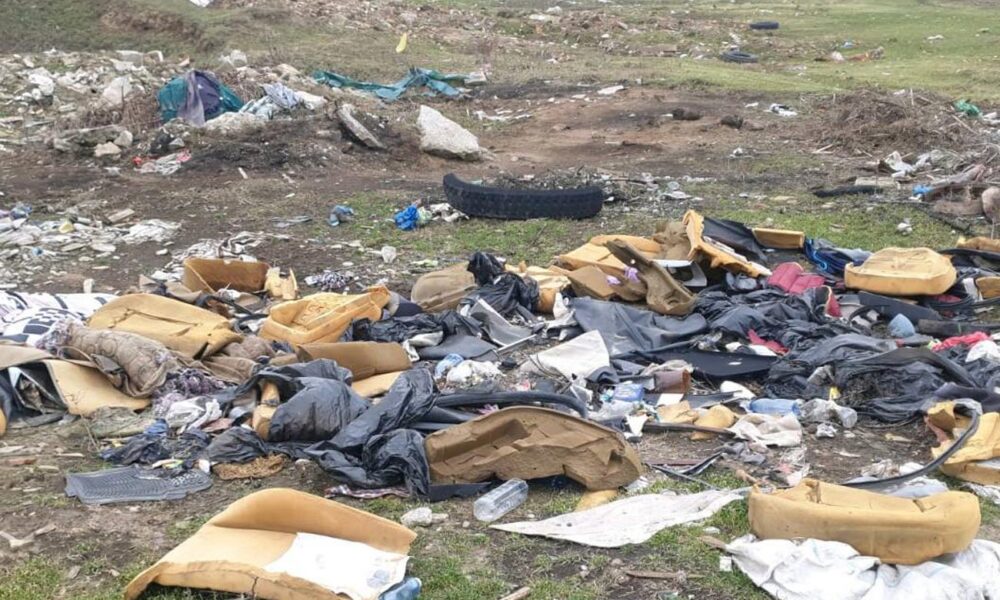 Depozite ilegale de deșeuri la Mircea Vodă. Primăria, amendată cu 45.000 lei de Garda de Mediu