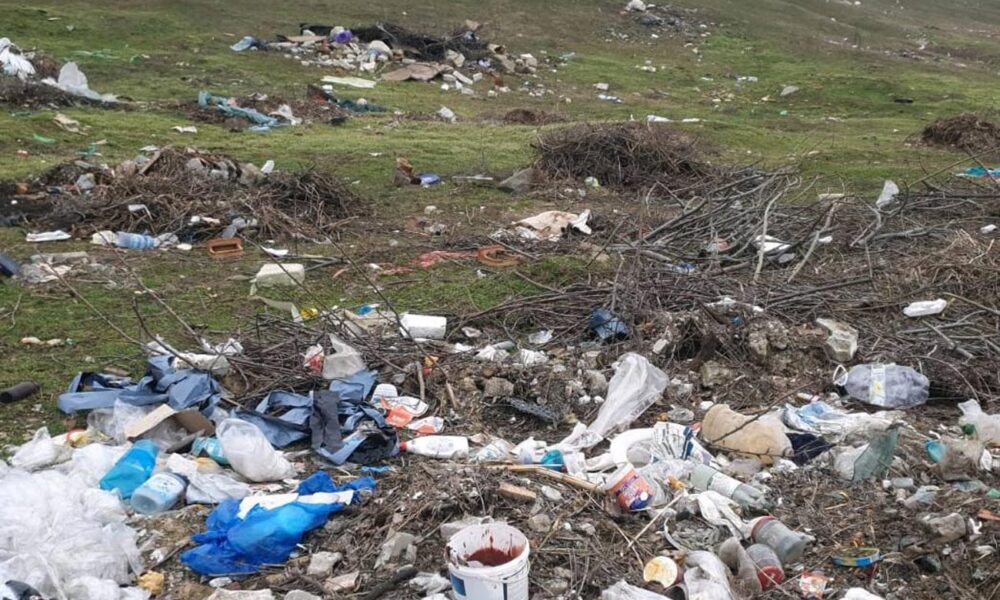 Depozite ilegale de deșeuri la Mircea Vodă. Primăria, amendată cu 45.000 lei de Garda de Mediu