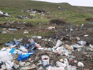 Depozite ilegale de deșeuri la Mircea Vodă. Primăria, amendată cu 45.000 lei de Garda de Mediu